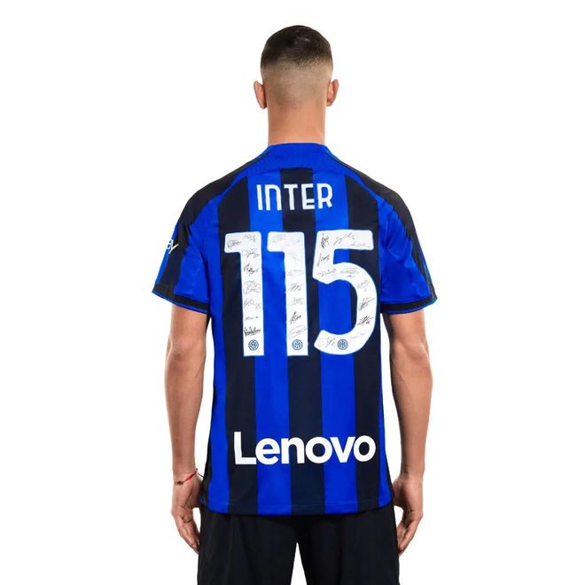 利物浦球迷热议换帅传闻，格拉斯纳因成绩亮眼成为焦点，而斯洛特面临困境。