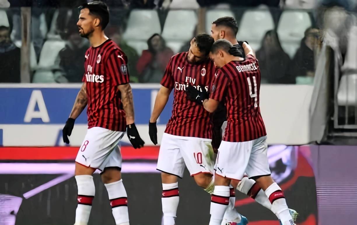 解锁体验卡，英乙比赛中裁判受伤，一球迷走下看台参与执法