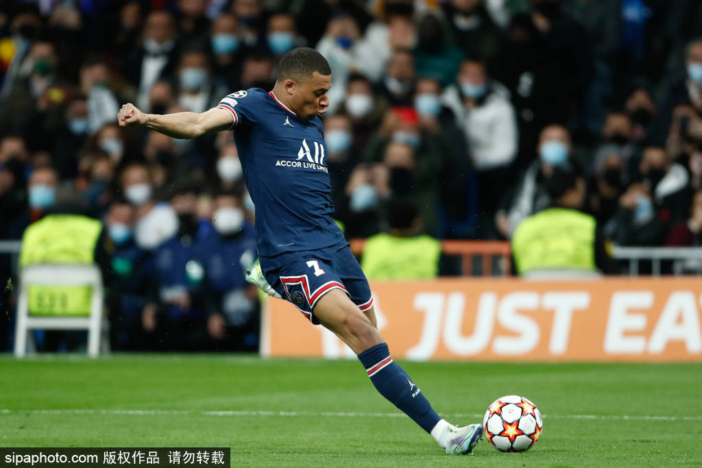 踢球者：凯恩当选2025年年度人物，他是德甲联赛的名片（《踢球者》：凯恩当选2025年度人物，被誉为德甲的门面）