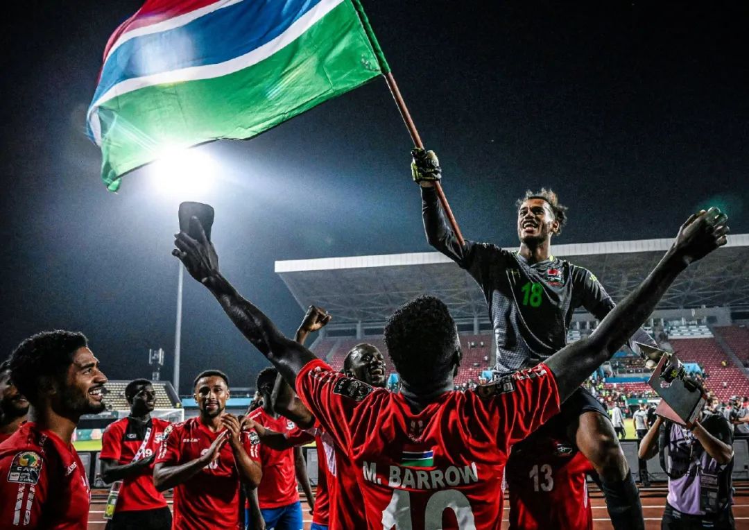 绿茵场上的百年世仇，皇马与巴萨，一场足球背后的政治战争（皇马与巴萨：百年宿敌，球场之外的政治角力）