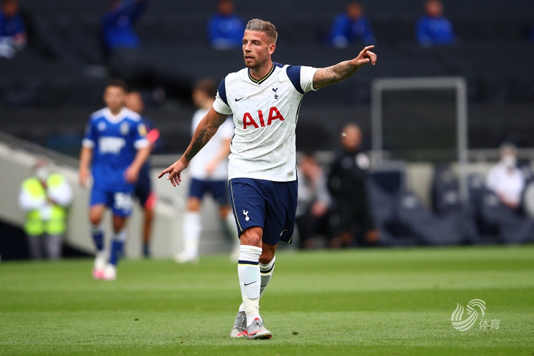 AC米兰主场3-2逆转都灵，40岁魔笛全场发挥，助力球队重返榜首，展现强大实力与斗志。