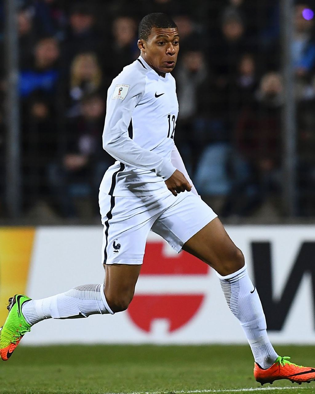 手感不错！杨瀚森首节空接+勾手+三分，得到10分2板1助